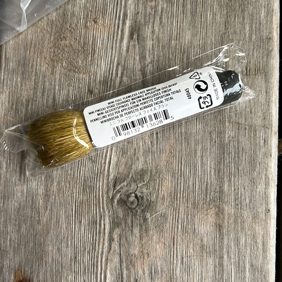 Bare Minerals Mini full flawless application brush and branded makeup bag - Picture 5 of 10